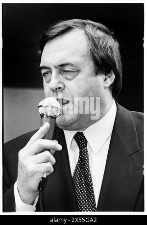 JOHN PRESCOTT, CHEF ADJOINT du PARTI TRAVAILLISTE, 1995 : le chef adjoint du parti travailliste John Pescott fait un discours passionné en faisant campagne pour le New Labour lors de la tournée Rolling Rose à St David's Hall à Cardiff, au pays de Galles, le 5 juillet 1995. Le Rolling Rose Tour est une série de décors conçus pour augmenter le nombre de membres du Parti travailliste alors qu'il est dans l'opposition. Photo : Rob Watkins. INFO : John Prescott, un homme politique britannique né à Prestatyn Wales en 1938, a été vice-premier ministre sous Tony Blair de 1997 à 2007. Figure éminente du Parti travailliste, il défend la justice sociale et les caus environnementaux Banque D'Images