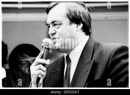 JOHN PRESCOTT, CHEF ADJOINT du PARTI TRAVAILLISTE, 1995 : le chef adjoint du parti travailliste John Pescott fait un discours passionné en faisant campagne pour le New Labour lors de la tournée Rolling Rose à St David's Hall à Cardiff, au pays de Galles, le 5 juillet 1995. Le Rolling Rose Tour est une série de décors conçus pour augmenter le nombre de membres du Parti travailliste alors qu'il est dans l'opposition. Photo : Rob Watkins. INFO : John Prescott, un homme politique britannique né à Prestatyn Wales en 1938, a été vice-premier ministre sous Tony Blair de 1997 à 2007. Figure éminente du Parti travailliste, il défend la justice sociale et les caus environnementaux Banque D'Images