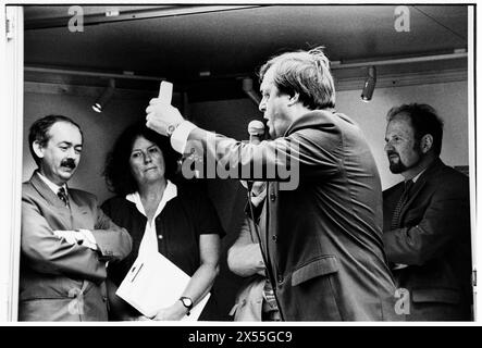 JOHN PRESCOTT, CHEF ADJOINT du PARTI TRAVAILLISTE, 1995 : le chef adjoint du parti travailliste John Pescott fait un discours passionné en faisant campagne pour le New Labour lors de la tournée Rolling Rose à St David's Hall à Cardiff, au pays de Galles, le 5 juillet 1995. Le Rolling Rose Tour est une série de décors conçus pour augmenter le nombre de membres du Parti travailliste alors qu'il est dans l'opposition. Photo : Rob Watkins. INFO : John Prescott, un homme politique britannique né à Prestatyn Wales en 1938, a été vice-premier ministre sous Tony Blair de 1997 à 2007. Figure éminente du Parti travailliste, il défend la justice sociale et les caus environnementaux Banque D'Images