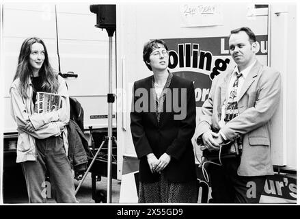 PARTI TRAVAILLISTE, ROLLING ROSE TOUR, 1997 : les travailleurs du parti et les membres du public se rassemblent pour regarder les discours du New Labour lors de la Rolling Rose Tour à St David's Hall à Cardiff, au pays de Galles, le 5 juillet 1995. Le Rolling Rose Tour est une série de décors conçus pour augmenter le nombre de membres du Parti travailliste alors qu'il est dans l'opposition. Photo : Rob Watkins. Banque D'Images