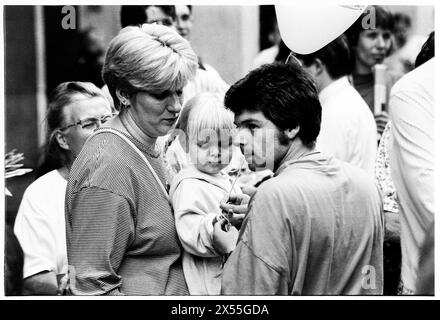 PARTI TRAVAILLISTE, ROLLING ROSE TOUR, 1997 : les travailleurs du parti et les membres du public se rassemblent pour regarder les discours du New Labour lors de la Rolling Rose Tour à St David's Hall à Cardiff, au pays de Galles, le 5 juillet 1995. Le Rolling Rose Tour est une série de décors conçus pour augmenter le nombre de membres du Parti travailliste alors qu'il est dans l'opposition. Photo : Rob Watkins. Banque D'Images