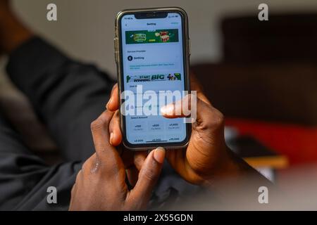 Lagos, Nigeria - 5 mai 2024 : gros plan logo de la fintech africaine OPay sur iPhone. Opay est une société basée au Nigeria qui facilite le mobile et les Paris tran Banque D'Images