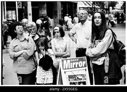 PARTI TRAVAILLISTE, ROLLING ROSE TOUR, 1997 : les travailleurs du parti et les membres du public se rassemblent pour regarder les discours du New Labour lors de la Rolling Rose Tour à St David's Hall à Cardiff, au pays de Galles, le 5 juillet 1995. Le Rolling Rose Tour est une série de décors conçus pour augmenter le nombre de membres du Parti travailliste alors qu'il est dans l'opposition. Photo : Rob Watkins. Banque D'Images