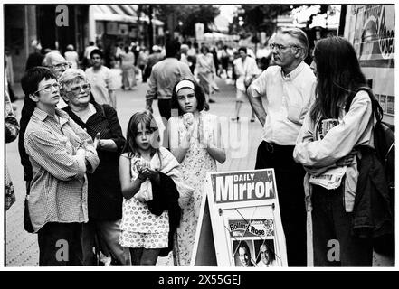 PARTI TRAVAILLISTE, ROLLING ROSE TOUR, 1997 : les travailleurs du parti et les membres du public se rassemblent pour regarder les discours du New Labour lors de la Rolling Rose Tour à St David's Hall à Cardiff, au pays de Galles, le 5 juillet 1995. Le Rolling Rose Tour est une série de décors conçus pour augmenter le nombre de membres du Parti travailliste alors qu'il est dans l'opposition. Photo : Rob Watkins. Banque D'Images