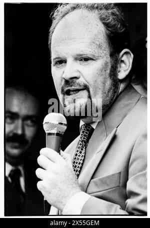 JON OWEN JONES, député CENTRAL DE CARDIFF, 1995 : le politicien gallois Jon Owen Jones fait campagne pour le New Labour lors de la tournée Rolling Rose à St David's Hall à Cardiff, au pays de Galles, le 5 juillet 1995. Le Rolling Rose Tour est une série de décors conçus pour augmenter le nombre de membres du Parti travailliste alors qu'il est dans l'opposition. Wayne David est député travailliste de Caerphilly depuis 2001. Photo : Rob Watkins. INFO : Jon Owen Jones, un politicien travailliste britannique né le 27 novembre 1950 à Cardiff, au pays de Galles, a été député de Cardiff Central de 1992 à 2005. Connu pour son plaidoyer sur les questions environnementales et galloises Banque D'Images