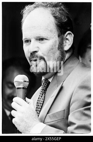 JON OWEN JONES, député CENTRAL DE CARDIFF, 1995 : le politicien gallois Jon Owen Jones fait campagne pour le New Labour lors de la tournée Rolling Rose à St David's Hall à Cardiff, au pays de Galles, le 5 juillet 1995. Le Rolling Rose Tour est une série de décors conçus pour augmenter le nombre de membres du Parti travailliste alors qu'il est dans l'opposition. Wayne David est député travailliste de Caerphilly depuis 2001. Photo : Rob Watkins. INFO : Jon Owen Jones, un politicien travailliste britannique né le 27 novembre 1950 à Cardiff, au pays de Galles, a été député de Cardiff Central de 1992 à 2005. Connu pour son plaidoyer sur les questions environnementales et galloises Banque D'Images