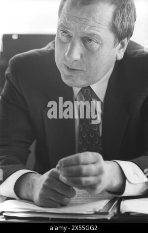 RON DAVIES, LEADER SYNDICAL GALLOIS, 1997 : le politicien gallois Ron Davies, député gallois faisant campagne en tant que ministre du pays de Galles fantôme lors des élections générales de 1997 à Cardiff, au pays de Galles, le 2 avril 1997. Photo : Rob Watkins. INFO : Ron Davies, un homme politique britannique, a été député de Caerphilly de 1983 à 2001. Membre du Parti travailliste, il occupe des postes ministériels, y compris celui de secrétaire d'État au pays de Galles, mais démissionne après un incident controversé en 1998. Banque D'Images