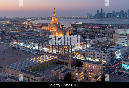 Vue aérienne de Doha Skyline avec souk de la mosquée Fanar waqif Banque D'Images