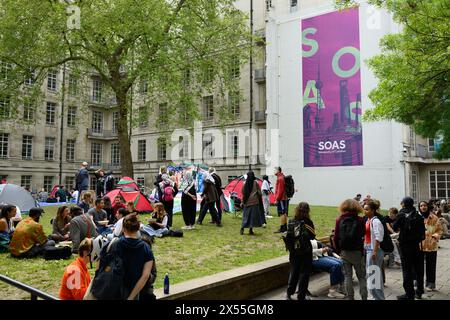 LONDRES, Royaume-Uni, le 7 mai 2024 : les étudiants de l’Université SOAS de Londres ont créé une « zone libérée » sur le campus pour être solidaires avec la population de Gaza. Ils exigent que l’Université se désengage d’Israël et mette fin à leur relation avec Barclays Bank. Banque D'Images