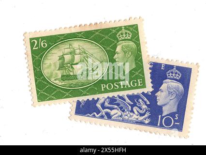 Une paire de timbres-poste à la menthe de grande valeur, King George VI de Grande-Bretagne sur fond blanc. Banque D'Images