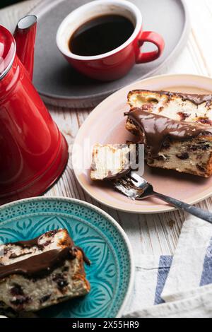 Délicieux cheesecake Lviv avec glaçage au chocolat et café Banque D'Images