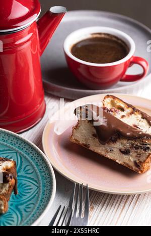 Délicieux cheesecake Lviv avec glaçage au chocolat et café Banque D'Images