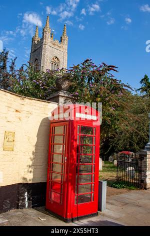 Boîte téléphonique rouge près de l'église St Mary, Bungay Banque D'Images