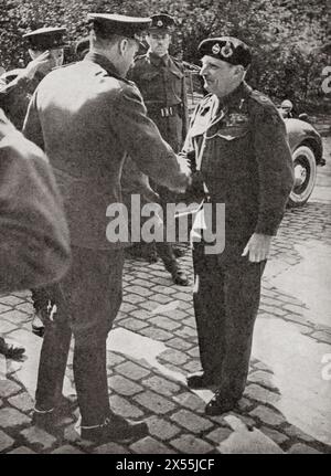 Les forces anglo-américaines établissent un contact historique avec l'Armée rouge. Un officier soviétique rencontra le maréchal Montgomery, le 25 avril 1945. Maréchal Bernard Law Montgomery, 1er vicomte Montgomery d'Alamein, 1887 – 1976, alias « Monty ». Officier supérieur de l'armée britannique qui a servi pendant la première Guerre mondiale, la guerre d'indépendance irlandaise et la seconde Guerre mondiale. De la Guerre en images, sixième année. Banque D'Images