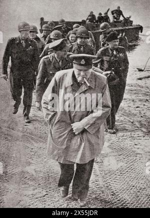 Winston Churchill vu ici traverser le Rhin avec Montgomery, 1945. Sir Winston Leonard Spencer-Churchill, 1874-1965. Homme politique britannique, officier de l'armée, écrivain et deux fois premier ministre du Royaume-Uni. Maréchal Bernard Law Montgomery, 1er vicomte Montgomery d'Alamein, 1887 – 1976, alias « Monty ». Officier supérieur de l'armée britannique qui a servi pendant la première Guerre mondiale, la guerre d'indépendance irlandaise et la seconde Guerre mondiale. De la Guerre en images, sixième année. Banque D'Images