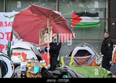 Berlin, Allemagne. 07 mai 2024. Les policiers nettoient le camp après l'expulsion d'une manifestation pro-palestinienne par le groupe de la "Coalition étudiante Berlin" dans la cour du théâtre de Freie Universität Berlin. Des militants pro-palestiniens ont occupé mardi une cour de l'Université libre de Berlin. Crédit : Sebastian Christoph Gollnow/dpa/Alamy Live News Banque D'Images