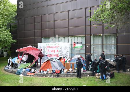 Berlin, Allemagne. 07 mai 2024. Les policiers nettoient le camp après l'expulsion d'une manifestation pro-palestinienne par le groupe de la "Coalition étudiante Berlin" dans la cour du théâtre de Freie Universität Berlin. Des militants pro-palestiniens ont occupé mardi une cour de l'Université libre de Berlin. Crédit : Sebastian Christoph Gollnow/dpa/Alamy Live News Banque D'Images