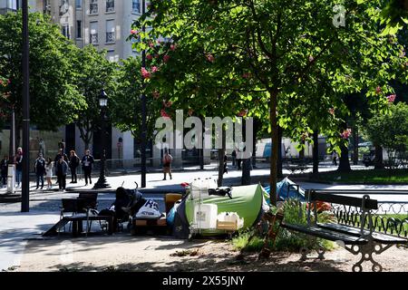 Camp de sans-abri au rond-point des champs Elysées - Paris - France Banque D'Images