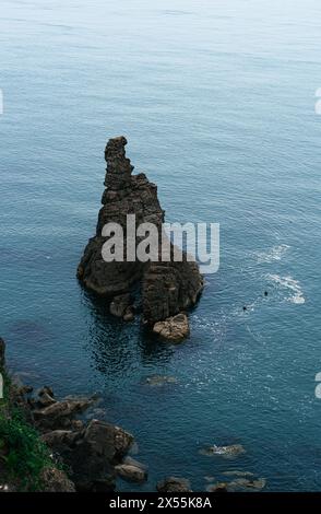 Majestueuse pile de mer s'élevant des eaux turquoise le long d'une côte accidentée mer de Bohai / Weihai Shandong Chine Banque D'Images