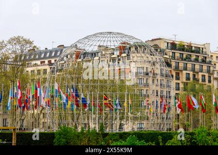 Le Globe symbolique et les drapeaux de toutes les Nations, monument moderne au siège de l'UNESCO à Paris, France Banque D'Images