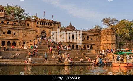 vue sur les ghats mahareshwa et les temples de la rivière narmada occupée par les pèlerins et les visiteurs sur les marches Banque D'Images