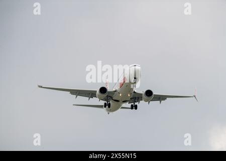 Un logo de Jet2.com sur le côté d'un avion Boeing 737 atterrissant à l'aéroport East Midlands Banque D'Images