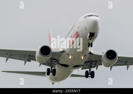 Un logo de Jet2.com sur le côté d'un avion Boeing 737 atterrissant à l'aéroport East Midlands Banque D'Images