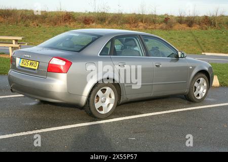 Audi A4 Saloon argenté garé Banque D'Images