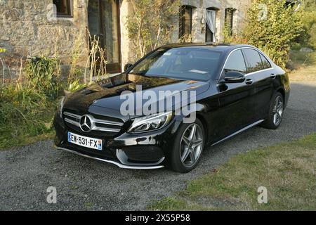 Berline Mercedes Benz classe C noire sur Country House Drive 2018 Banque D'Images