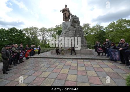 Seelow, Allemagne. 07 mai 2024. Les membres du groupe de rockeurs 'Nachtwölfe' se tiennent au mémorial de Seelow Heights. Crédit : Michael Bahlo/dpa/Alamy Live News Banque D'Images