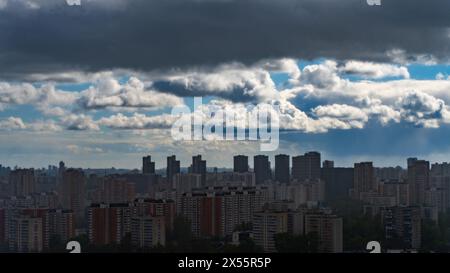 Vue panoramique des bâtiments à plusieurs étages de Moscou couverts de l'ombre d'un nuage d'orage sur fond de ciel bleu et de nuages blancs. Khovri Banque D'Images
