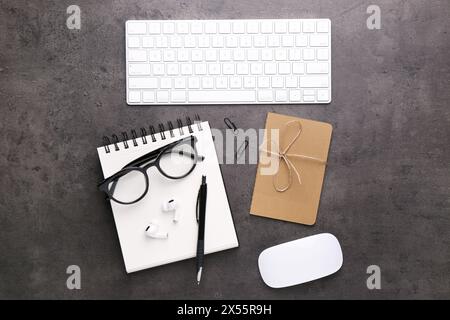 Composition de pose plate avec différents articles de papeterie de bureau sur table gris foncé Banque D'Images