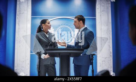 Représentants d'organisations féminines et masculines prenant la parole lors d'une conférence de presse dans le bâtiment du Gouvernement. Attachés de presse prononçant un discours au Sommet. Ministres prenant la parole lors de l'audition du Congrès. Banque D'Images