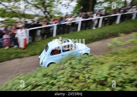 Fiat 500 conduisant jusqu'à test Hill à la Journée de l'automobile italienne à Brooklands, le 4 mai 2024, Brooklands Museum, Weybridge, Surrey, Angleterre, Royaume-Uni Banque D'Images