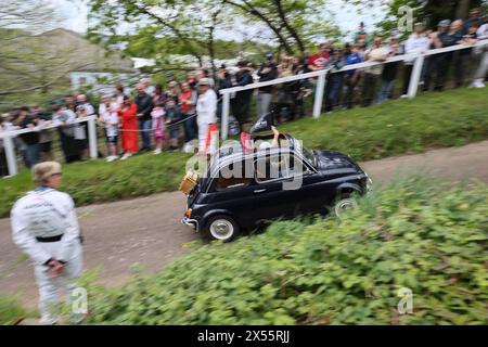 Fiat 500 conduisant jusqu'à test Hill à la Journée de l'automobile italienne à Brooklands, le 4 mai 2024, Brooklands Museum, Weybridge, Surrey, Angleterre, Royaume-Uni Banque D'Images