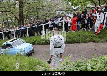 Fiat 500 conduisant jusqu'à test Hill à la Journée de l'automobile italienne à Brooklands, le 4 mai 2024, Brooklands Museum, Weybridge, Surrey, Angleterre, Royaume-Uni Banque D'Images