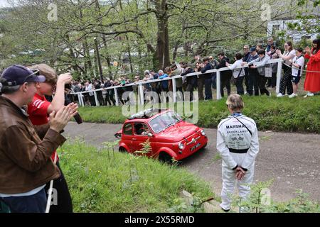 Fiat 500 conduisant jusqu'à test Hill à la Journée de l'automobile italienne à Brooklands, le 4 mai 2024, Brooklands Museum, Weybridge, Surrey, Angleterre, Royaume-Uni Banque D'Images