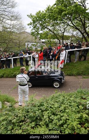 Fiat 500 conduisant jusqu'à test Hill à la Journée de l'automobile italienne à Brooklands, le 4 mai 2024, Brooklands Museum, Weybridge, Surrey, Angleterre, Royaume-Uni Banque D'Images