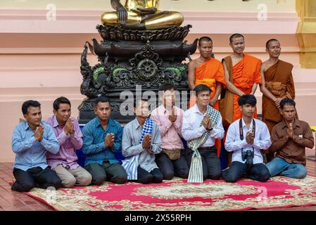 Mönche und Laoten im Gebet vor einer Buddhastatue Mönche und Laotische Männer im Gebet vor einer Buddhastatue. Vientiane, Provinz Vientiane, Demokratische Volksrepublik Laos, 13.01.2024 *** moines et hommes laotiens en prière devant une statue de Bouddha moines et hommes laotiens en prière devant une statue de Bouddha Vientiane, Province de Vientiane, République démocratique populaire lao, 13 01 2024 Copyright : JOKER/WalterxG.xAllgöwer JOKER2401134604 Banque D'Images