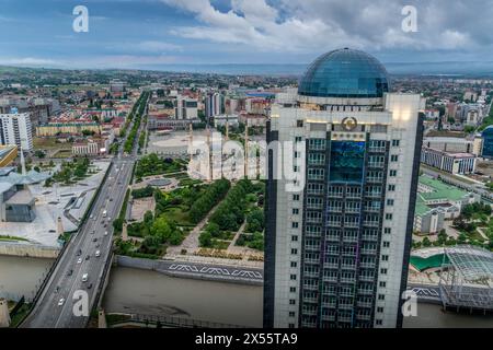 La vue panoramique sur la ville de Grozny, gratte-ciel, parc, bâtiment du centre-ville, mosquée 'coeur de la Tchétchénie' et les zones résidentielles dans la capitale de la Tchétchénie Banque D'Images