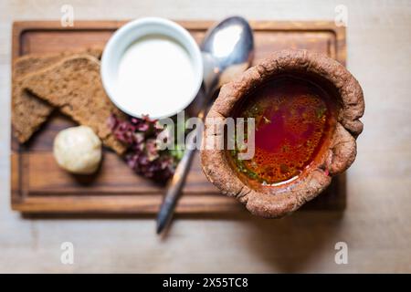 Borsch, soupe traditionnelle ukrainienne servie dans un bol à pain. Restaurant offrant une vue de dessus Banque D'Images