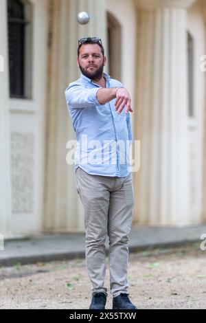 Londres, Royaume-Uni. 7 mai 2024. Météo britannique – Ludo Solmi, originaire de France, mais vivant maintenant à Londres, joue à la pétanque (boules) sur le Mall par un après-midi chaud. (Charles II construisit une allée palle-malle, sorte de croquet ancien joué aux XVIe et XVIIe siècles dans le cadre du parc James). Les prévisions prévoient que les températures dépasseront les 20C dans la capitale pour les prochains jours. Credit : Stephen Chung / Alamy Live News Banque D'Images