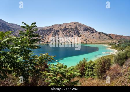 Eau douce naturelle Lac de Kourna sur l'île de Crète, Grèce Banque D'Images