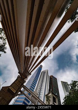 gratte-ciel de singapour sous un angle extrême et une perspective extrême Banque D'Images