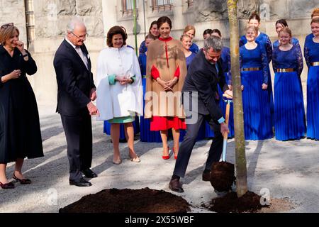 Le roi Frederik X et la reine Marie, ainsi que le couple royal suédois et le couple prince héritier, participent à une visite au Musée nordique de Stockholm, le mardi 7 mai 2024. Au Musée nordique, le couple royal participe à une visite de l'exposition 'Nordbo', qui raconte les gens et la vie dans les pays nordiques au cours des 500 dernières années. Le couple royal plante par la suite un pommier de Graasten. Lundi et mardi, le couple royal danois effectuera sa première visite d’État en Suède. Lors de la visite d’Etat, le couple royal rencontrera entre autres des astronomes danois et suédois Banque D'Images