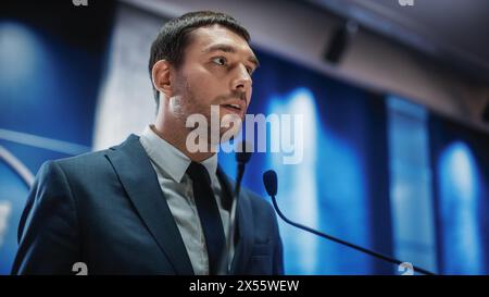 Portrait d'un représentant d'une jeune organisation prenant la parole lors d'une conférence de presse dans le Government Building. Attaché de presse prononçant un discours au Sommet. Ministre parlant lors de l'audition du Congrès. Banque D'Images