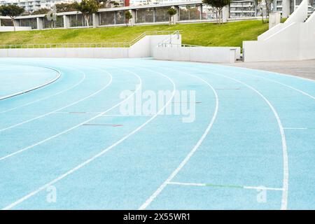 Vide, piste et lignes pour courir dans le stade de fitness ou compétition sportive avec exercice ou santé. Marathon, saut et entraînement avec le club d'athlétisme ou Banque D'Images