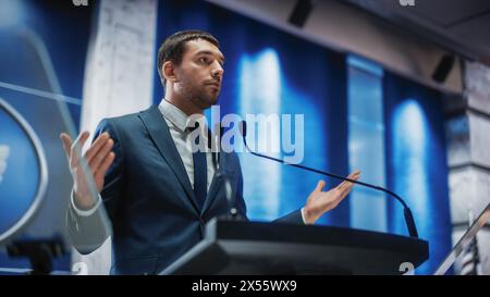 Portrait d'un représentant d'une jeune organisation prenant la parole lors d'une conférence de presse dans le Government Building. Attaché de presse prononçant un discours au Sommet. Ministre parlant lors de l'audition du Congrès. Banque D'Images