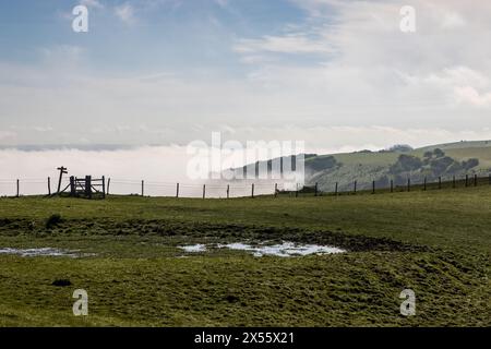 Nuage bas dans une vallée à côté de Dichling Beacon, le long de la South Downs Way dans le Sussex Banque D'Images