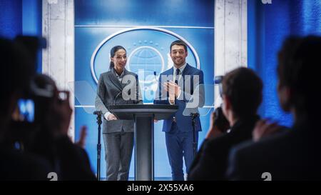 Représentants d'organisations féminines et masculines prenant la parole lors d'une conférence de presse dans le bâtiment du Gouvernement. Attachés de presse prononçant un discours au Sommet. Ministres prenant la parole lors de l'audition du Congrès. Banque D'Images